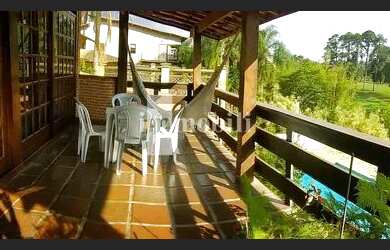 Imagem: A casa possui 4 Dormitórios, 5 Banheiros, 3 Vagas na garagem