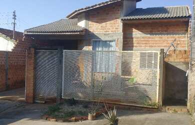 Imagem: A casa possui 4 Dormitórios, 3 Banheiros, 2 Vagas na garagem