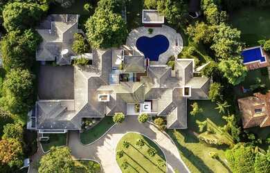 Imagem: A casa possui 5 Dormitórios, 5 Banheiros, 5 Vagas na garagem