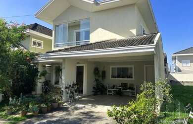 Imagem: A casa em condomínio possui 4 Dormitórios, 3 Banheiros, 2