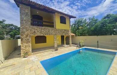 Imagem: A casa possui 4 Dormitórios, 3 Banheiros, 4 Vagas na garagem