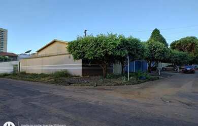 Imagem: A casa possui 3 Dormitórios, 3 Banheiros, 2 Vagas na garagem