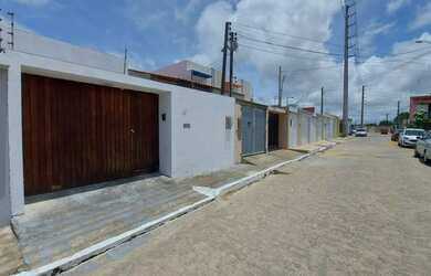 Imagem: A casa possui 3 Dormitórios, 2 Banheiros, 2 Vagas na garagem