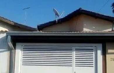 Imagem: A casa possui 2 Dormitórios, 2 Banheiros, 2 Vagas na garagem