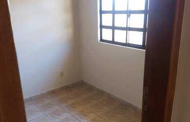 Imagem: A casa possui 2 Dormitórios, 1 Banheiro, 2 Vagas na garagem