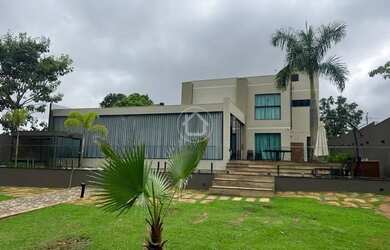 Imagem: A casa possui 3 Dormitórios, 3 Banheiros, 5 Vagas na garagem