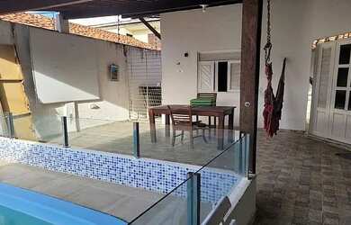 Imagem: A casa possui 5 Dormitórios, 5 Banheiros, 4 Vagas na garagem