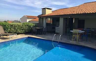 Imagem: A casa possui 5 Dormitórios, 5 Banheiros, 5 Vagas na garagem