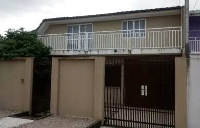 Imagem: A casa possui 3 Dormitórios, 2 Banheiros, 2 Vagas na garagem