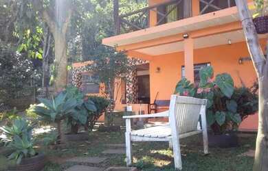 Imagem: A casa possui 4 Dormitórios, 2 Banheiros, 5 Vagas na garagem