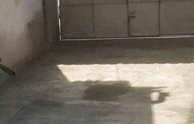 Imagem: A casa possui 2 Dormitórios, 1 Banheiro, 2 Vagas na garagem