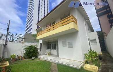 Imagem: A casa possui 4 Dormitórios, 2 Banheiros, 2 Vagas na garagem