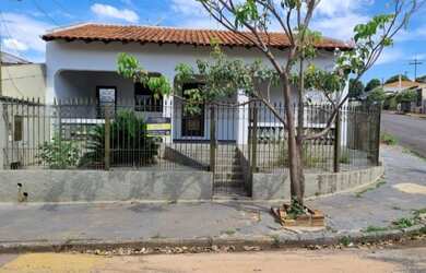 Imagem: A casa possui 3 Dormitórios, 2 Banheiros e 164m² de Área