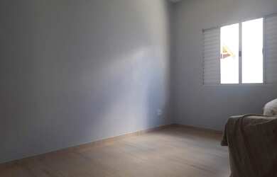 Imagem: A casa possui 3 Dormitórios, 2 Banheiros, 2 Vagas na garagem