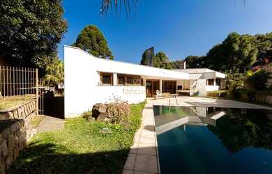 Imagem: A casa possui 3 Dormitórios, 5 Banheiros, 5 Vagas na garagem