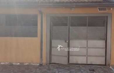 Imagem: A casa possui 3 Dormitórios, 2 Banheiros, 1 Vaga na garagem