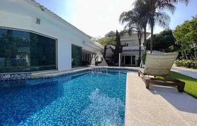 Imagem: A casa em condomínio possui 5 Dormitórios, 5 Banheiros, 4