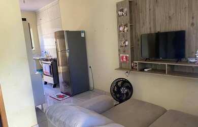 Imagem: A casa possui 2 Dormitórios, 1 Banheiro, 2 Vagas na garagem