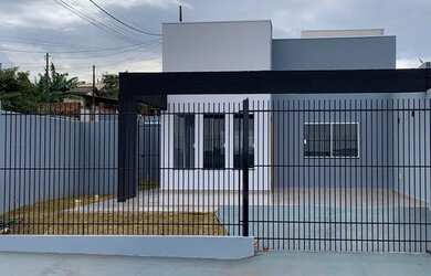 Imagem: A casa possui 2 Dormitórios, 2 Banheiros, 2 Vagas na garagem