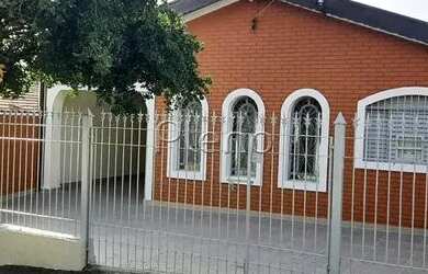 Imagem: A casa possui 3 Dormitórios, 1 Banheiro, 3 Vagas na garagem