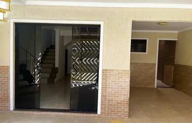 Imagem: A casa possui 3 Dormitórios, 4 Banheiros e 2 Vagas na garagem