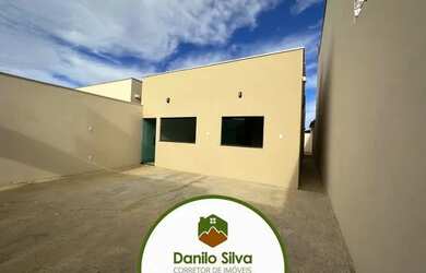 Imagem: A casa possui 3 Dormitórios, 2 Banheiros, 2 Vagas na garagem