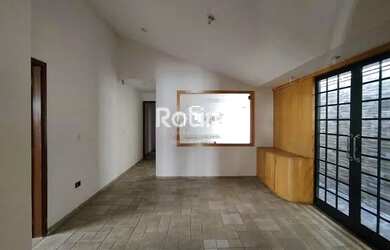 Imagem: A casa possui 3 Dormitórios, 2 Banheiros, 1 Vaga na garagem