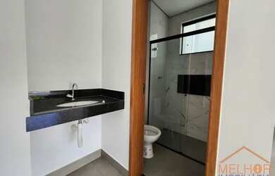 Imagem: A casa possui 3 Dormitórios, 2 Banheiros, 2 Vagas na garagem