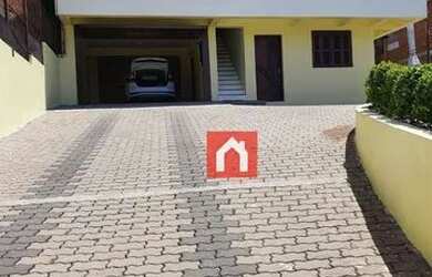 Imagem: A casa possui 3 Dormitórios, 4 Banheiros, 5 Vagas na garagem