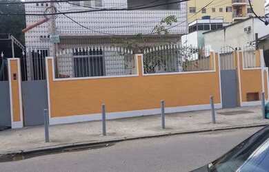 Imagem: A casa possui 3 Dormitórios, 1 Banheiro, 3 Vagas na garagem