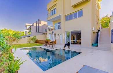 Imagem: A casa em condomínio possui 4 Dormitórios, 5 Banheiros, 4