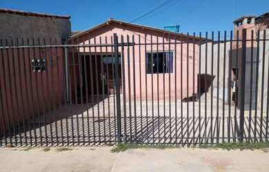 Imagem: A casa possui 3 Dormitórios, 1 Banheiro, 2 Vagas na garagem