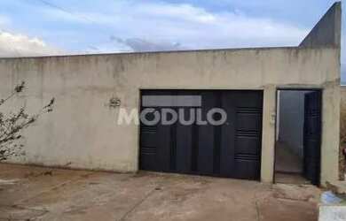 Imagem: A casa possui 2 Dormitórios, 1 Banheiro, 2 Vagas na garagem