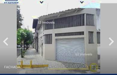 Imagem: A casa possui 3 Dormitórios, 2 Banheiros, 4 Vagas na garagem