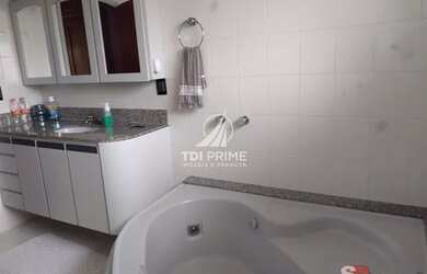 Imagem: A casa possui 3 Dormitórios, 2 Banheiros, 4 Vagas na garagem