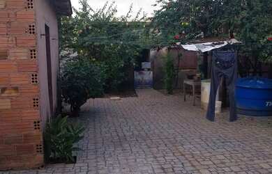 Imagem: A casa possui 4 Dormitórios, 2 Banheiros, 1 Vaga na garagem