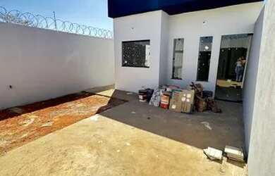 Imagem: A casa possui 3 Dormitórios, 1 Banheiro, 1 Vaga na garagem