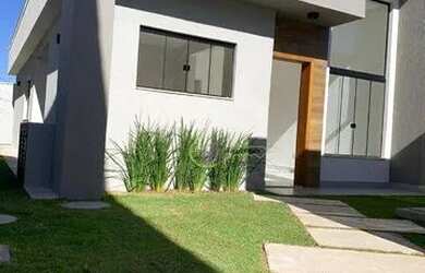 Imagem: A casa possui 3 Dormitórios, 2 Banheiros, 2 Vagas na garagem