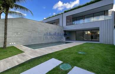 Imagem: A casa em condomínio possui 4 Dormitórios, 4 Banheiros, 2