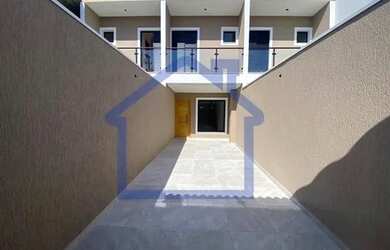 Imagem: A casa possui 3 Dormitórios, 3 Banheiros, 2 Vagas na garagem