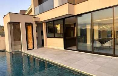 Imagem: A casa em condomínio possui 5 Dormitórios, 5 Banheiros, 5