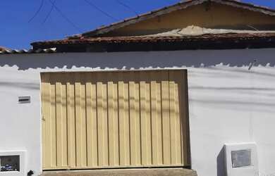 Imagem: A casa possui 3 Dormitórios, 1 Banheiro, 2 Vagas na garagem