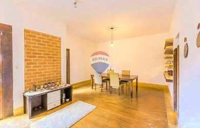 Imagem: A casa possui 5 Dormitórios, 5 Banheiros, 4 Vagas na garagem