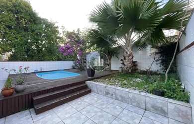 Imagem: A casa possui 2 Dormitórios, 3 Banheiros, 2 Vagas na garagem