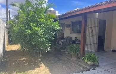 Imagem: A casa possui 2 Dormitórios, 2 Banheiros, 2 Vagas na garagem