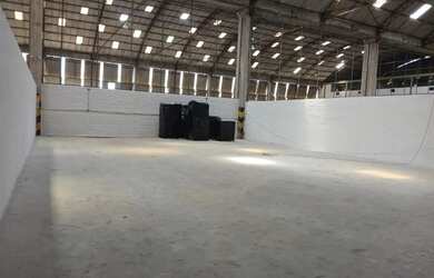 Imagem: O depósito possui 5 Vagas na garagem e 500m² de Área e está