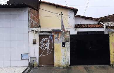Imagem: A casa possui 1 Dormitório, 1 Banheiro, 1 Vaga na garagem