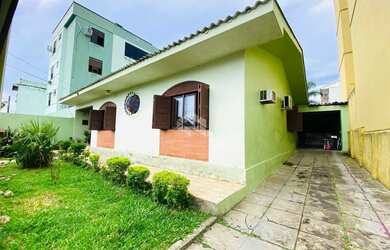 Imagem: A casa possui 3 Dormitórios, 3 Banheiros, 2 Vagas na garagem