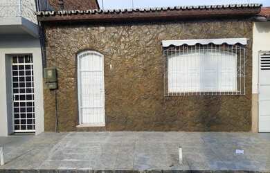 Imagem: A casa possui 3 Dormitórios, 2 Banheiros, 1 Vaga na garagem