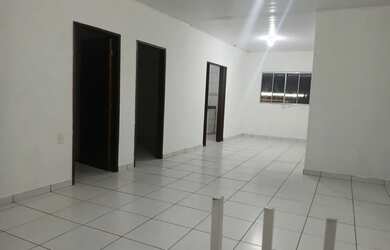 Imagem: A casa possui 3 Dormitórios e 2 Banheiros e está localizado